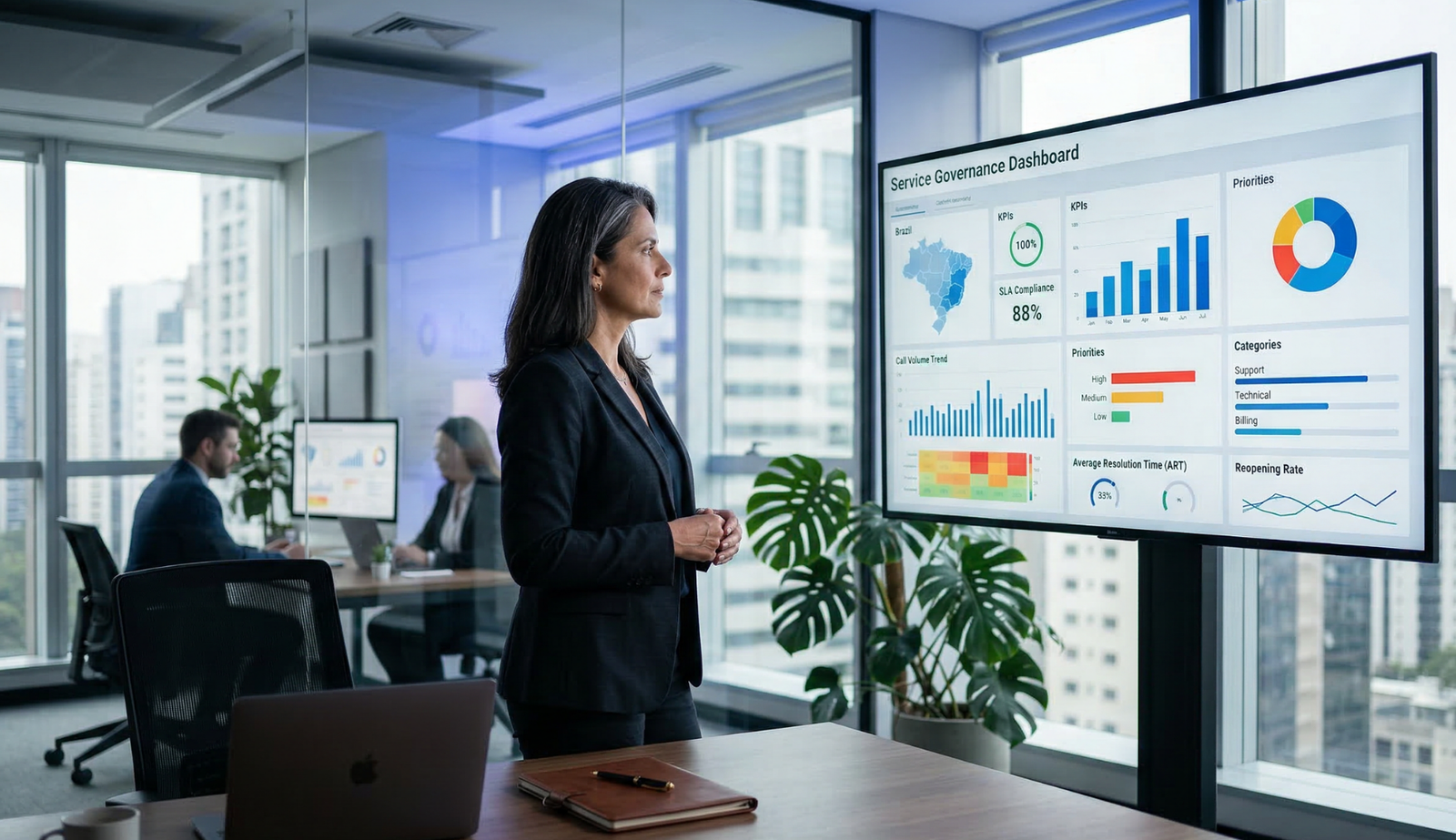 Executiva analisando dashboard de governança de atendimento com indicadores operacionais em escritório corporativo moderno